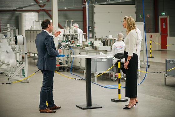 Koningin Máxima bezoekt AFPRO Filters mondkapjes fabriek in Alkmaar